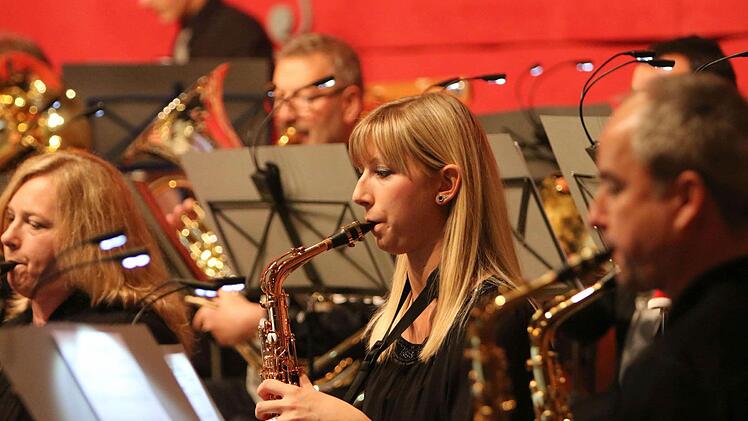 Begeisterten Beifall verdiente sich die Blaskapelle Meeder bei ihrem Jahreskonzert in der ausverkauften Schulturnhalle. Foto: Jochen Berger
