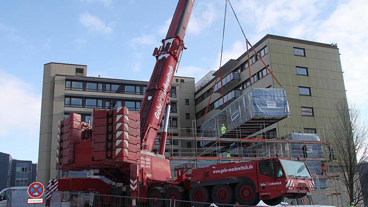Das zweite Modul wird auf dem Erdgeschoss abgeladen. Foto: Alexander Hartmann