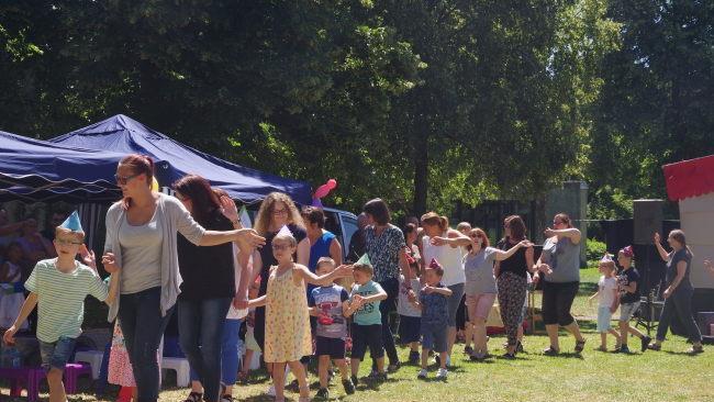 Die Jungen und Mädchen schmissen eine bunte Geburtstagsparty für "ihre" Lebenshilfe.Bei zahlreichen Workshops und Bastelangeboten war Mitmachen angesagt.Heike Schülein