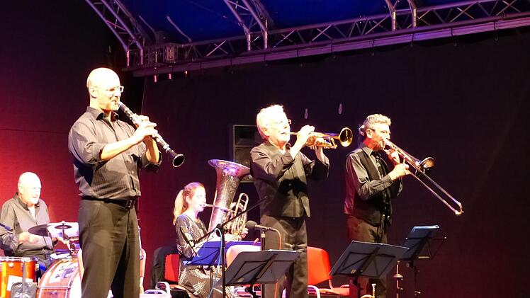 Bereichert wurden die "alten Herren" des Jazz von der jungen Tubistin Marion Dimbath. Fotos: Pauline Lindner