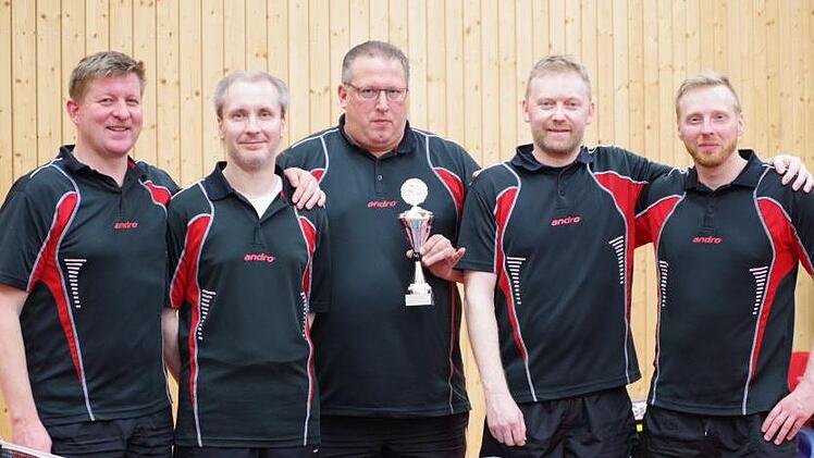 Mit einem knappen 4:3-Erfolg gegen den TSV Zell wurde der TTC Alexanderhütte ostoberfränkischer Pokalmeister der Bezirksligateams. Unser Bild zeigt das Siegerteam mit (von links) Mario Schmidt, Rene Haker, Michael Blüchel, Klaus Knabner und Michael Peterhänsel.