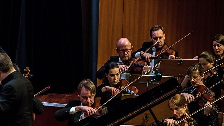 Der Pianist Alexander Schimpf war der umjubelte Solist beim Sinfoniekonzert des Landestheaters im Coburger Kongresshaus. Am Dirigentenpult stand als Gast Johannes KlumppFoto: Jochen Berger
