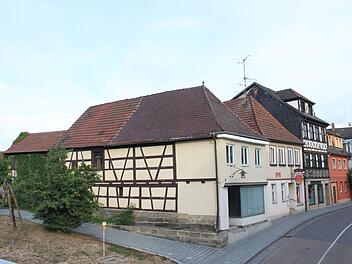 Das Haus Coburger Straße 20, kurz vor der Bahnunterführung in Lichtenfels, steht seit vielen Jahren leer. Es war Wohn- und Geschäftshaus, steht unter Denkmalschutz.  Popp