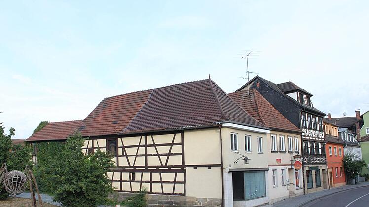 Das Haus Coburger Straße 20, kurz vor der Bahnunterführung in Lichtenfels, steht seit vielen Jahren leer. Es war Wohn- und Geschäftshaus, steht unter Denkmalschutz.  Popp