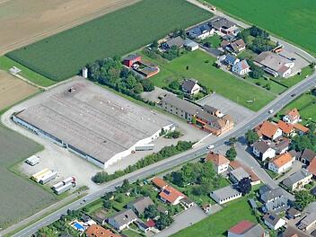 Die Firma CS Trans möchte expandieren. Die bisher gemieteten Hallen (Bildmitte) sind zu klein geworden. Deshalb will Geschäftsführer Christian Schad zwei neue Hallen und ein Bürogebäude errichten. Ins Auge gefasst ist das Areal links neben der Straße am Ortsende Richtung Lichtenfels (im oberen rechten Bildrand). Nachdem der Stadtrat im Februar einen vorhabensbezogenen Bebauungsplan auf den Weg gebrachte hatte kam es zu einem Bürgerentscheid. Die Mehrheit der Staffelsteiner plädierte für den H...
