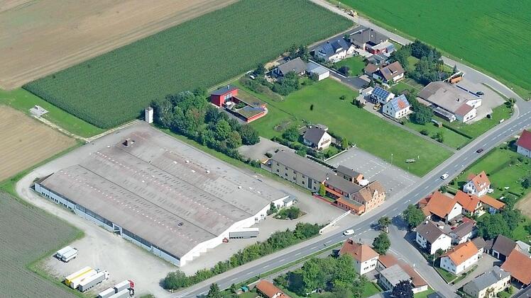 Die Firma CS Trans möchte expandieren. Die bisher gemieteten Hallen (Bildmitte) sind zu klein geworden. Deshalb will Geschäftsführer Christian Schad zwei neue Hallen und ein Bürogebäude errichten. Ins Auge gefasst ist das Areal links neben der Straße am Ortsende Richtung Lichtenfels (im oberen rechten Bildrand). Nachdem der Stadtrat im Februar einen vorhabensbezogenen Bebauungsplan auf den Weg gebrachte hatte kam es zu einem Bürgerentscheid. Die Mehrheit der Staffelsteiner plädierte für den H...