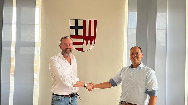 Firmengr&uuml;nder Thorsten Bausch (links) stellte dem Marktgemeinderat der Verwaltungsgemeinschaft Elfershausen das Konzept des Tante-Enso-Ladens vor, rechts B&uuml;rgermeister Johannes Krumm.