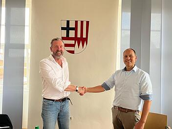 Firmengründer Thorsten Bausch (links) stellte dem Marktgemeinderat der Verwaltungsgemeinschaft Elfershausen das Konzept des Tante-Enso-Ladens vor, rechts Bürgermeister Johannes Krumm.