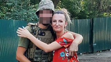 Kisliaks Bruder Maxim und Schwester Tatjana bei der Übergabe von Mitbringseln hinter der Front. Foto: Selfie Kisliak
