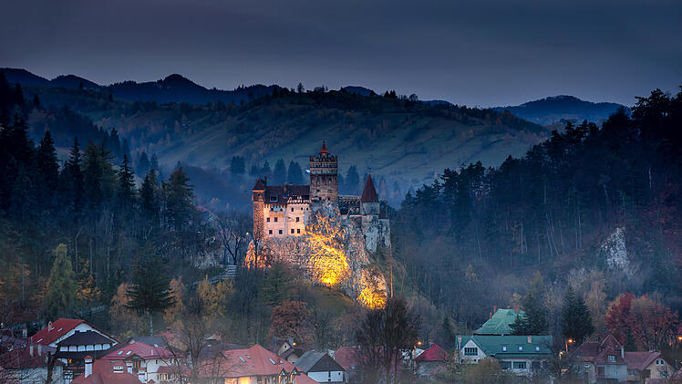 Schloss Bran Bran Castle Dracula Burg Transsilvanien Rum&auml;nien Vampir Legende Mythos Gothic Mittelalter Festung T&uuml;rme Mauern Felsen Waldkulisse Nebel Atmosph&auml;re G&auml;nsehaut Unheimlich Dark Tourism Horror Reiseziele Europa Gruselige Orte Bram Stoker Vlad Țepeș Pf&auml;hler Museum Sehensw&uuml;rdigkeit Fotomotiv Reise Inspiration Nachtstimmung Halloween
