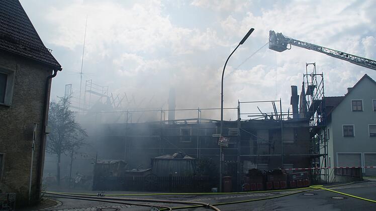 Brand im Dachstuhl: Feuer zerst&ouml;rt Doppelhaus im Kreis Bayreuth