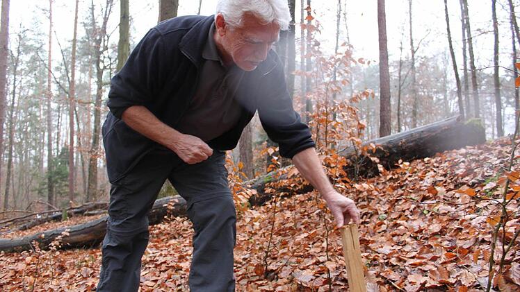 Klaus manders zeigt einen Lockstock. Hier blieben die Haare haften.