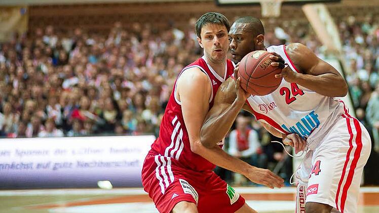Dwayne Anderson gegen Bostjan Nachbar.  Foto: Tobias Köpplinger