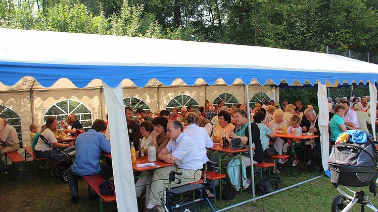 Nach dem Gottesdienst folgte der gesellige Teil.