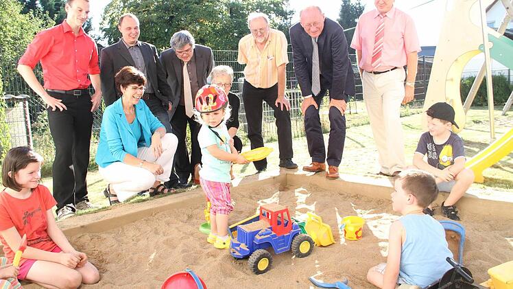 Der Vizepräsident des Bayerischen Landtages, der SPD-Landtagsabgeordnete Franz Maget (2. v. re.) besuchte am Freitag das Mehrgenerationenhaus in Michelau.