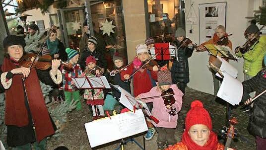 Einige der Kinder der "Lebendigen Streicherschule" in Aktion. Foto: Eckehard Kieswetter
