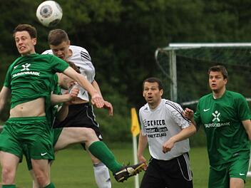 Der Krumer Max Witchen (Zweiter von links) bleibt Sieger in diesem Kopfballduell mit seinem Schonunger Kontrahenten. Dahinter verfolgt Michael Reugels (Zweiter von rechts) die Szene. Mit 1:1 gegen den Vorletzten ließ der FSV zwar zuletzt zwei Punkte im Rennen um den Aufstieg liegen, gilt allerdings weiter als aussichtsreichster Anwärter auf die Relegation in der Kreisliga Schweinfurt 2.