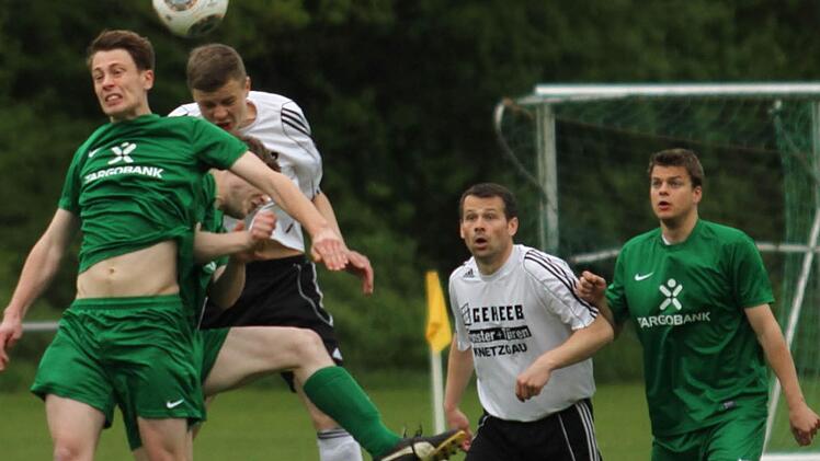 Der Krumer Max Witchen (Zweiter von links) bleibt Sieger in diesem Kopfballduell mit seinem Schonunger Kontrahenten. Dahinter verfolgt Michael Reugels (Zweiter von rechts) die Szene. Mit 1:1 gegen den Vorletzten ließ der FSV zwar zuletzt zwei Punkte im Rennen um den Aufstieg liegen, gilt allerdings weiter als aussichtsreichster Anwärter auf die Relegation in der Kreisliga Schweinfurt 2.