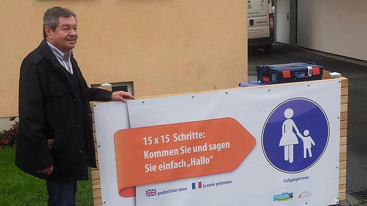 Gegenüber vom neuen Fachmarktzentrum hat das Forum Hinweisschilder angebracht, die den Weg in die Innenstadt von Bad Brückenau weisen. Foto: Forum