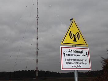 Das Warnschild "Achtung Hochfrequenzfeld - Beeinträchtigung von Herzschrittmachern möglich" hat seine Berechtigung. "Denn technische Geräte können im näheren Umfeld natürlich gestört werden", sagt Hochschul-Professor Matthias Wuschek. Für die Bewohner umliegender Orte gehe von dem Sendemast keine direkte Gefahr aus. Foto: Alexander Hartmann