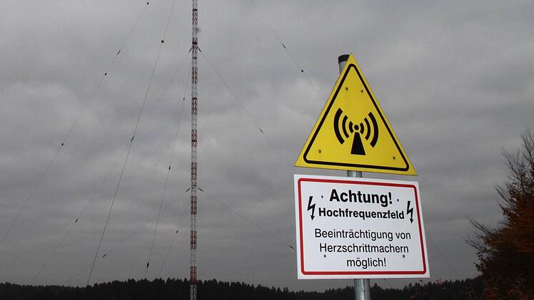 Das Warnschild "Achtung Hochfrequenzfeld - Beeinträchtigung von Herzschrittmachern möglich" hat seine Berechtigung. "Denn technische Geräte können im näheren Umfeld natürlich gestört werden", sagt Hochschul-Professor Matthias Wuschek. Für die Bewohner umliegender Orte gehe von dem Sendemast keine direkte Gefahr aus. Foto: Alexander Hartmann