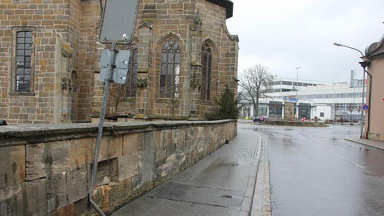 Knick in der Optik? Nein, am Verkehrsschild. Die Unfallstelle am Friedhof, wo es kurz nach Mitternacht gerumst hat. Foto: Ralf Kestel