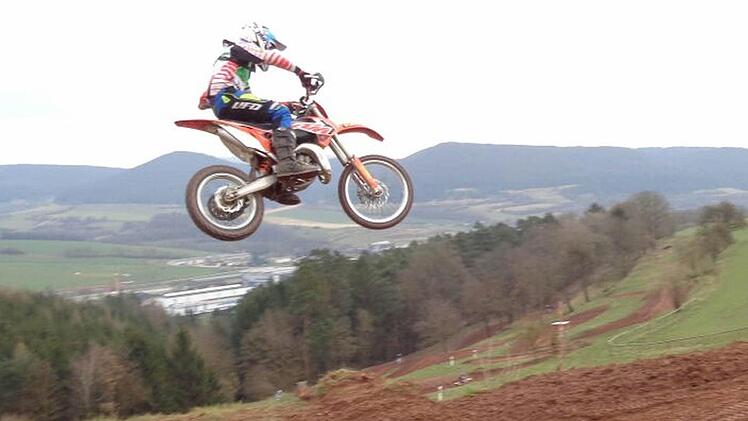 Dass Maximilian Langbein im Endurosport noch hoch hinaus will, zeigen nicht nur seine gekonnten Sprünge mit der Maschine. Vor allem mit seinen Erfolgen macht der 13-jährige Fahrer aus Bergdorf Höhn derzeit bundesweit auf sich aufmerksam. Fotos: privat