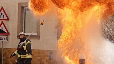 Die Stadtsteinacher Feuerwehr demonstrierte, was man bei einem Fettbrand absolut nicht tun darf: mit Wasser löschen wollen.