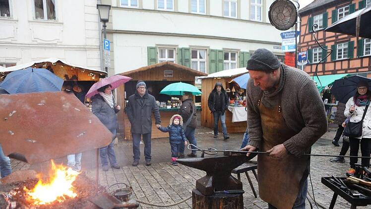 Der Schmied bei der ArbeitFoto: Barbara Herbst