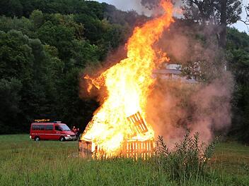 Einen Wohnhausbrand simulierte die Feuerwehr Bad Br&uuml;ckenau beim Aktionstag "Feuerwehr zum Anfassen". Foto: Kevin M&uuml;ller