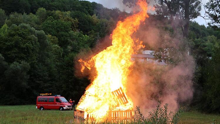 Einen Wohnhausbrand simulierte die Feuerwehr Bad Br&uuml;ckenau beim Aktionstag "Feuerwehr zum Anfassen". Foto: Kevin M&uuml;ller