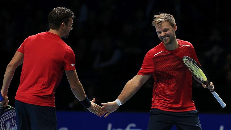 Mit Lockerheit und Freude an ihrem Beruf wollen Kevin Krawietz (rechts) und Andreas Mies auch in das neue Tennisjahr starten.  Foto: Jürgen Hasenkopf