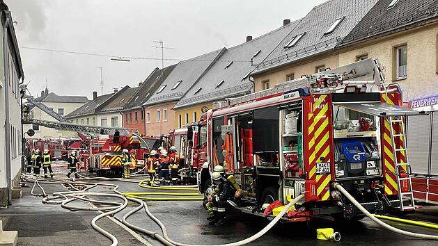 Nach tragischem Brand mit zwei Toten: Meterhohe Flammen schlagen aus Nachbarhaus