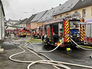 Nach tragischem Brand mit zwei Toten: Meterhohe Flammen schlagen aus Nachbarhaus