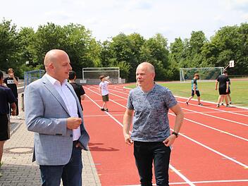 Bürgermeister Michael Kastl (links) und TSV-Vorsitzender Günter Scheuring sind vollauf zufrieden. Jetzt sind auch die Linien auf die neue Tartanbahn gezogen worden. Damit sind die umfangreichen Sanierungsarbeiten am Sportzentrum beendet. Und das w...