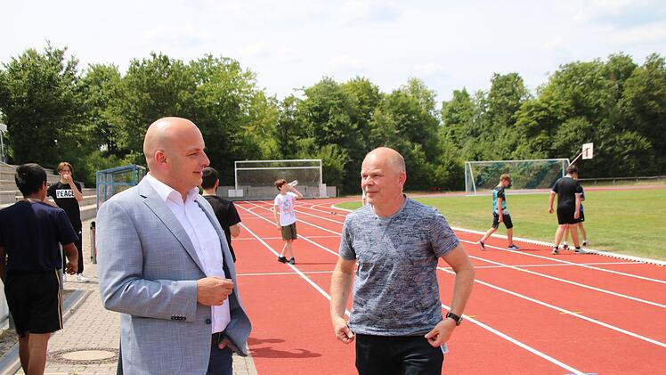 Bürgermeister Michael Kastl (links) und TSV-Vorsitzender Günter Scheuring sind vollauf zufrieden. Jetzt sind auch die Linien auf die neue Tartanbahn gezogen worden. Damit sind die umfangreichen Sanierungsarbeiten am Sportzentrum beendet. Und das w...