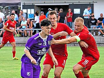 Bambergs Jonah Schildbach nimmt es mit der Aubstadter Hintermannschaft auf. FC Eintracht Bamberg