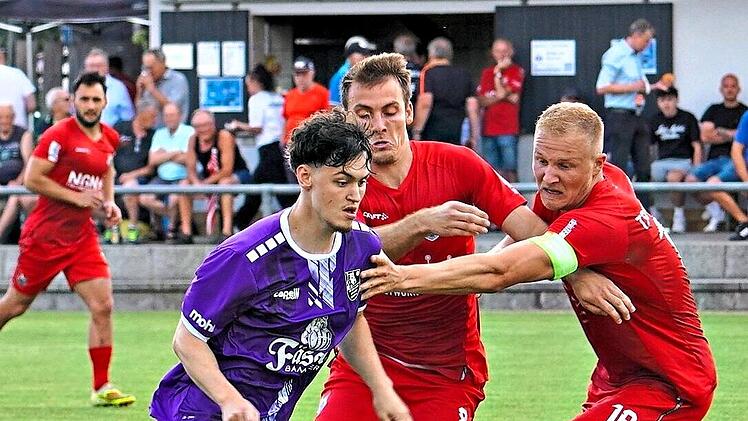 Bambergs Jonah Schildbach nimmt es mit der Aubstadter Hintermannschaft auf. FC Eintracht Bamberg