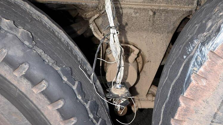 Die sich vom Reifen lösende Karkasse  zerriss fingerdicke Kabelstränge, die die Elektronik des Spezialfahrzeuges regeln.