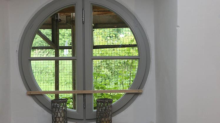 Die runden Fenster im Erdgeschoss waren vom letzten Bewohner zugemauert worden. Foto: Matthias Hoch