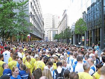 Start zur 22. J.P. Morgan Corporate Challange in Frankfurt: Unter den über 70 000 Läufern waren auch 50 vom Labor L&S in Großenbrach. Fotos: privat