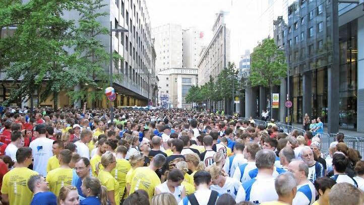 Start zur 22. J.P. Morgan Corporate Challange in Frankfurt: Unter den über 70 000 Läufern waren auch 50 vom Labor L&S in Großenbrach. Fotos: privat
