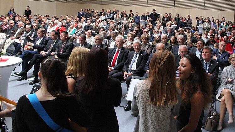 Vor 400 geladenen Gästen sowie Bewohnern aus dem Stadtteil Gereuth wurde die"Baskidhall" offiziell eröffnet. Foto: Bertram Wagner