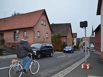 Gerade wurden erneut die Geschwindigkeiten der Fahrzeuge in der Zahlbacher Forstmeisterstraße gemessen. Es gilt Tempo 30, in beiden Richtungen. Täglich rollen bis zu 7000 Fahrzeuge entlang, zu Spitzenzeiten können es 10 000 sein. Foto: Kathrin Kupka-Hahn