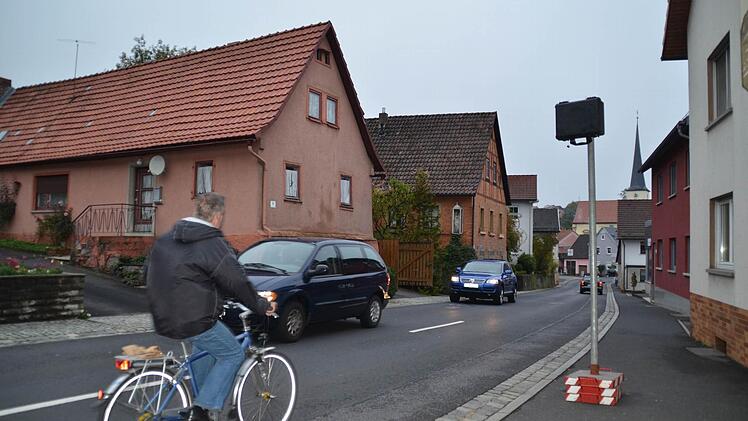 Gerade wurden erneut die Geschwindigkeiten der Fahrzeuge in der Zahlbacher Forstmeisterstraße gemessen. Es gilt Tempo 30, in beiden Richtungen. Täglich rollen bis zu 7000 Fahrzeuge entlang, zu Spitzenzeiten können es 10 000 sein. Foto: Kathrin Kupka-Hahn