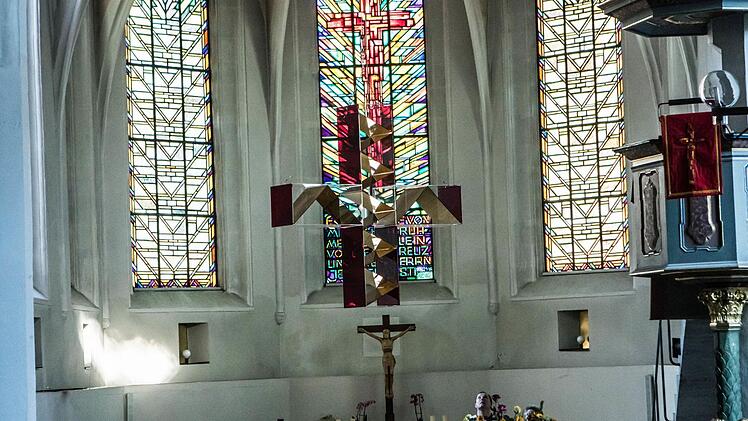 "Die goldene Himmelsleiter" von Ludger Linse schwebt im Chorraum der Coburger Heilig-Kreuz-Kirche. Foto: Jochen Berger