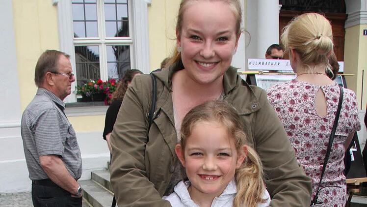 Lilli Astner (8) ist mit ihrer Tante Mirja Wieczorek zur Entdeckertour gekommen. Foto: Sonny Adam
