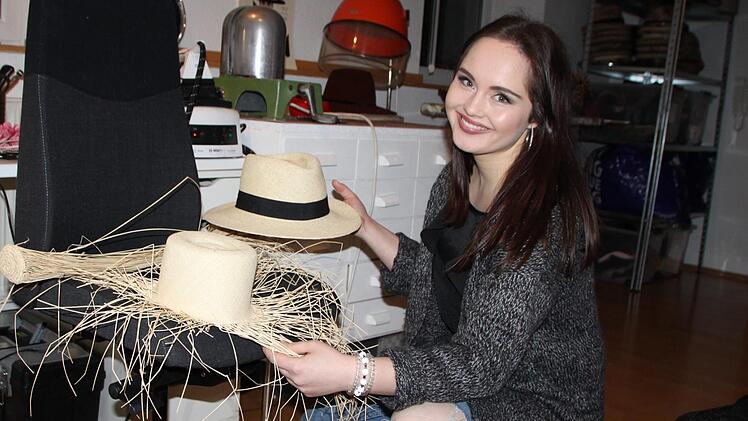 Vorher, nachher: Auch Stroh verarbeitet Hutmacherin Sandra Ullrich gerne. Foto: Ulrike Müller