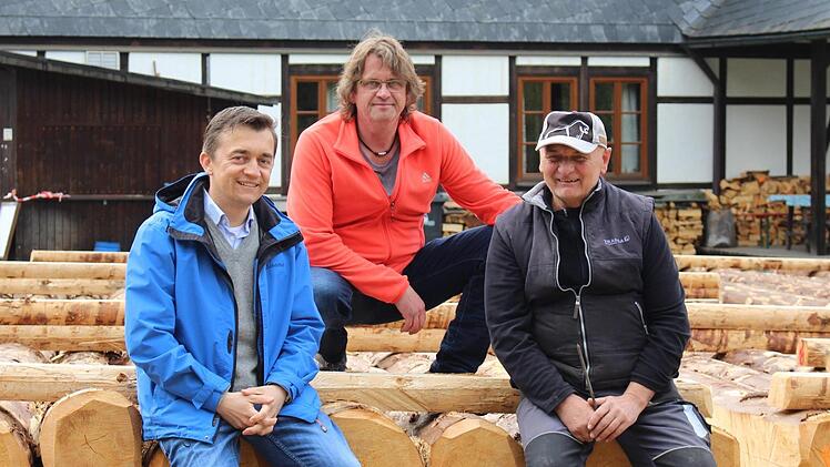 Jens Korn, Henry Stöcker und Andi Buckreus (von links) auf einem neuen Floß. Foto: Lisa Kieslinger