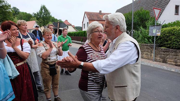 Die Blasmusik der Rhöner Biermusikanten spielte auf, die Stammtischmitglieder jubelten. Ein Ehrentänzchen mit Ehefrau Helga war fällig. Foto: Gerd Schaar
